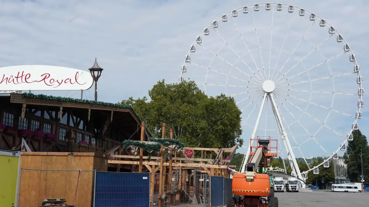 Stuttgart Bad Cannstatt das 179. Cannstatter Volksfest wird aufgebaut am 25.September 2026 gehts wieder los bis zum 11.Oktober drehen sich die Raeder. Neu auf dem Wasen ist das City Star Riesenrad Eurpoas hoechtes transportablen Riesenrad 70 Meter Hoch und hat ueber 100 000 LED Lichter Sascha Mavicke und Frau Sabrina Tel 0174-24166660 freuen sich auf die Waen Premiere, nach dem Ende des wasen geht direkt nach London. Wasen Legende Luigi schaute auch kurz auf dem Wasen vorbei bevor er nach Bremerhaven MS Deutschland dort wird der Wasen Star vm Stuttgarter Hofbraeu seine Abschied Tour auf der MS haben, das das Schiff verkauft wurde bekannt wurde das Schiff von der ZDF Serie das Traumschiff. Luici wird aber wieder auf dem Volksfest da sein. Foto Andreas Rosar Fotoagentur-Stuttgart 24.08.2026