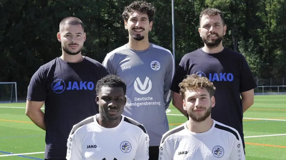 Fußball, Kreisliga A2, GFV Ermis Metanastis Stuttgart. Diesmal bereit für den großen Wurf? Das Ermis-Trainerteam mit Neuzugängen. Hinten von links: Co-Trainer Quendrim Pira, Enis Cakar und Trainer Jetmir Fetai. Unten von links: Elias Tweneboa und Alexandros Dallas.