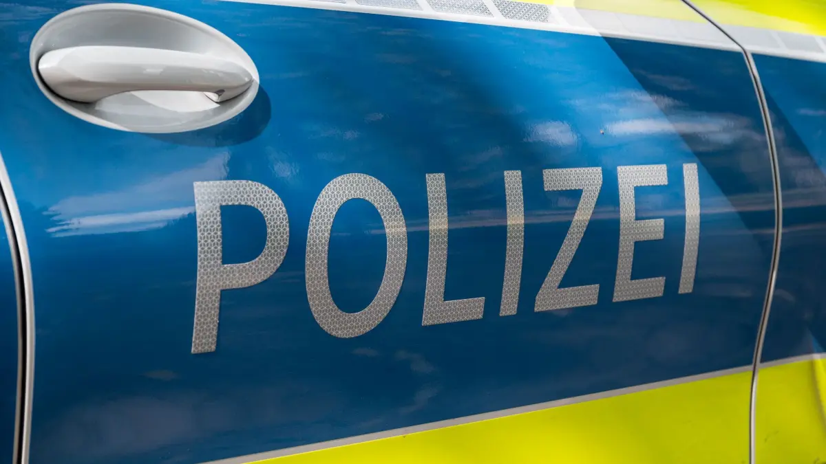 Polizei - Symbolbild: ARCHIV - 15.09.2023, Bayern, Bamberg: Auf einem Einsatzwagen ist der Schriftzug «Polizei» zu lesen. (zu dpa: «Auf Laster aufgefahren: Autofahrer stirbt auf A93») Foto: Daniel Vogl/dpa +++ dpa-Bildfunk +++