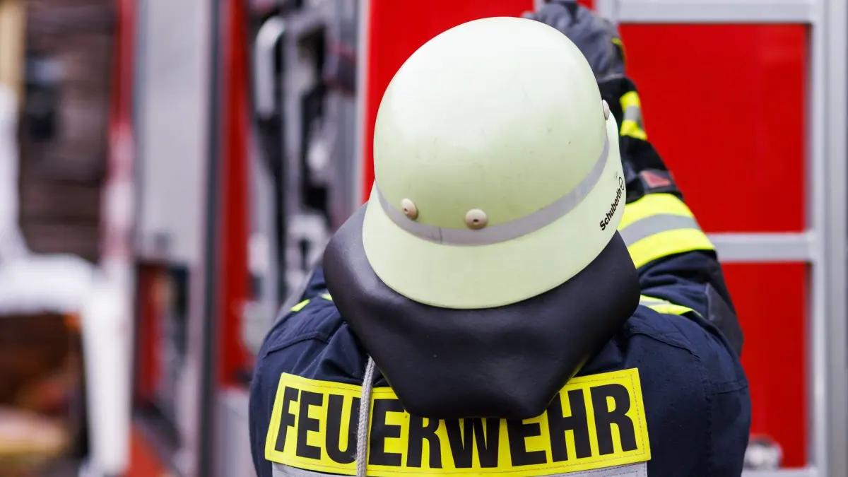 Feuerwehr - Symbolbild: ARCHIV - 05.11.2022, Rheinland-Pfalz, Staufen: Ein Feuerwehrmann holt während einer Einsatzübung einer Freiwilligen Feuerwehr eine Leiter vom Dach eines Einsatzfahrzeugs. (zu dpa: «Feuerwehr rettet Pferd mit Spezialgeschirr aus Güllegrube») Foto: Philipp von Ditfurth/dpa +++ dpa-Bildfunk +++