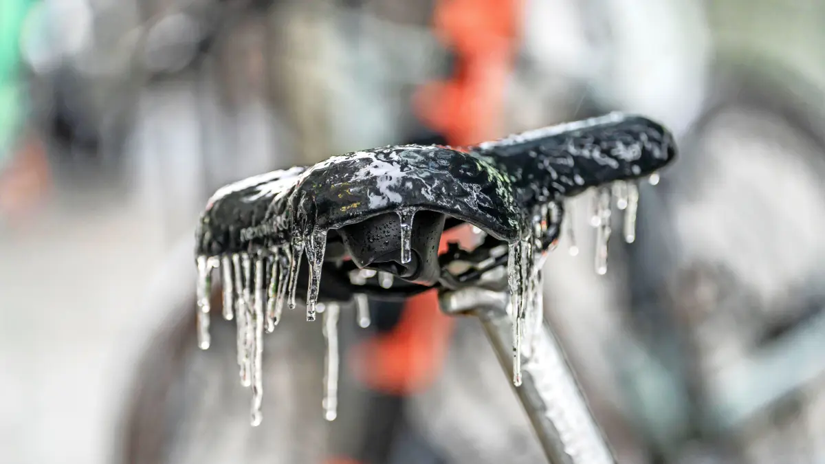 News Bilder des Tages Eisregen, vereister Sattel eines Mietfahrrades, nach Eisregen, in der Innenstadt von Frankfurt, Hessen, Deutschland Eisregen *** Freezing rain, icy saddle of a rental bike, after freezing rain, in the city center of Frankfurt, Hesse, Germany Freezing rain