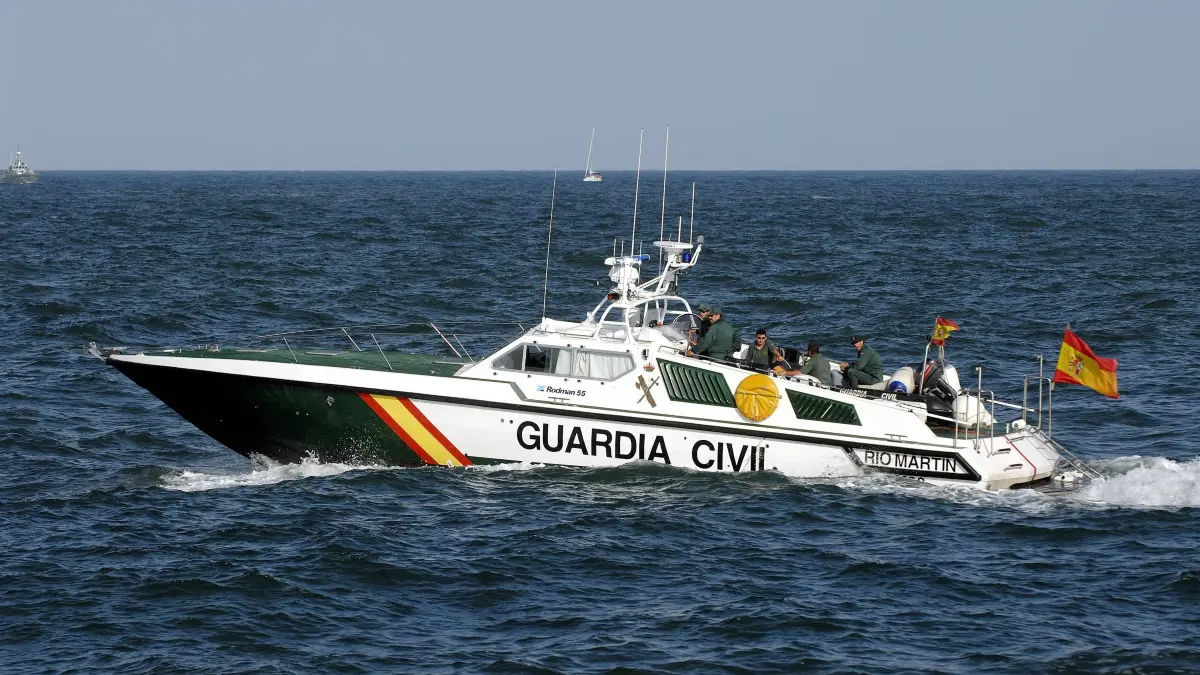 Bildnummer: 02116806 Datum: 19.05.2006 Copyright: imago/Kolvenbach
Schnellboot der Guardia Civil sorgt während des Louis Vuitton Cup Act 11 vor Valencia für die Sicherheit auf See; quer, Boot, Boote, Motorboot, Motorboote, Schnellboote, Sicherheit, security, Polizei, Polizisten, Polizist, Wasserschutzpolizei, Spanien, spanische, Schriftzug, Fahne, Fahnen, Flagge, Flaggen, Landesfahne, Nationalfahne, Nationalfahnen Louis Vuitton Cup Acts 2006, Act 11, LouisVuitton, America, Americas, Regatta, Segelregatta, Vdig Valencia Segeln Herren Mannschaft Totale Randmotiv Personen Objekte