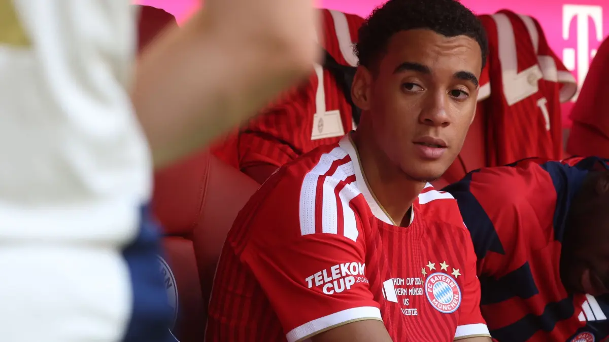 Jamal Musiala: ARCHIV - 15.08.2026, Bayern, München: Fußball: Testspiele: FC Bayern München - RB Leipzig, Jamal Musiala vom FC Bayern sitzt auf der Bank. (zu dpa: «Medien: Musiala fehlt FC Bayern auch gegen Stuttgart») Foto: Karl-Josef Hildenbrand/dpa - WICHTIGER HINWEIS: Gemäß den Vorgaben der Bundesliga bzw. des DFB Deutscher Fußball-Bund ist es untersagt, in dem Stadion und/oder vom Spiel angefertigte Fotoaufnahmen in Form von Sequenzbildern und/oder videoähnlichen Fotostrecken zu verwerten bzw. verwerten zu lassen. +++ dpa-Bildfunk +++