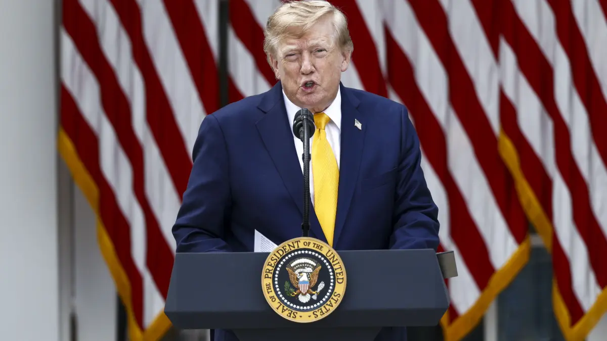Im Rahmen einer Veranstaltung zum Schulanfang zeigt Präsident Trump die Baustelle eines Hubschrauberlandeplatzes auf dem South Lawn des Weißen Hauses: US President Donald Trump delivers remarks during an education event in the Rose Garden of the White House in Washington DC, USA, 24 August 2026. President Trump and Secretary McMahon highlighted the administration’s school choice program as the new academic year begins.