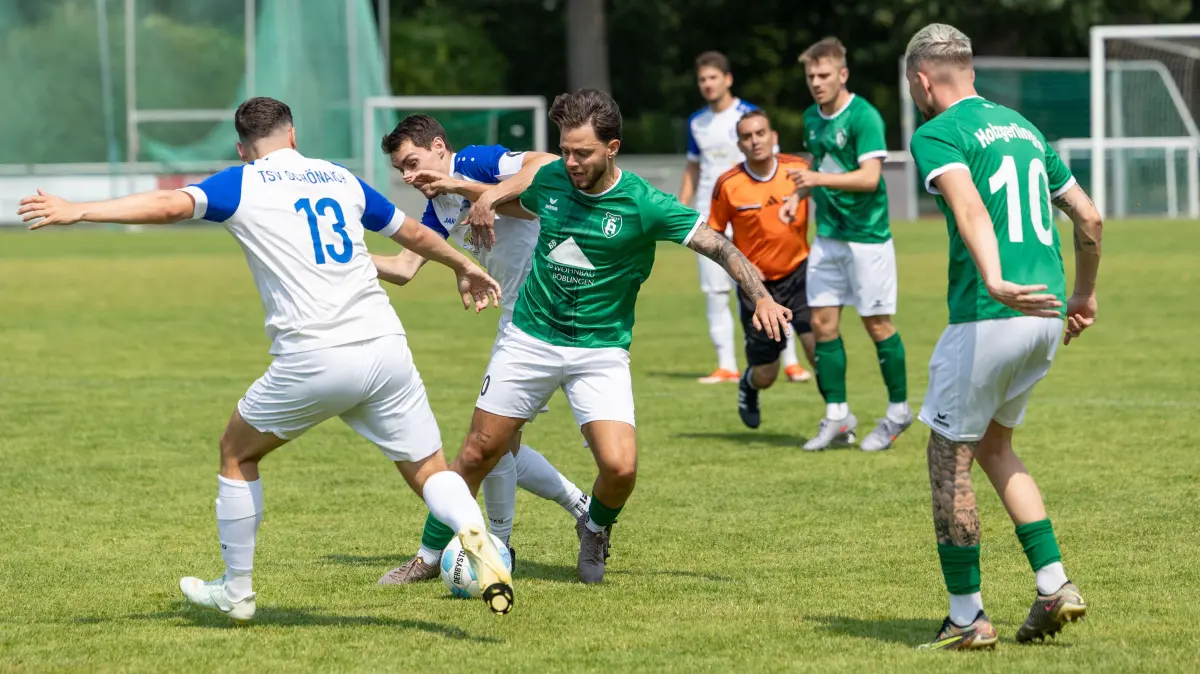 SPVgg Holzgerlingen - TSV Schoenaich, Fussball, Herren, Freundschaftsspiele, Saison 2026/2027, 26.07.2026, Malek Alnajjar (TSV Schoeneich #13), Joshua Mack (TSV Schoeneich #06), Marco Quaranta (SpVgg Holzgerlingen #40).
Foto: DROFITSCH/EIBNER
