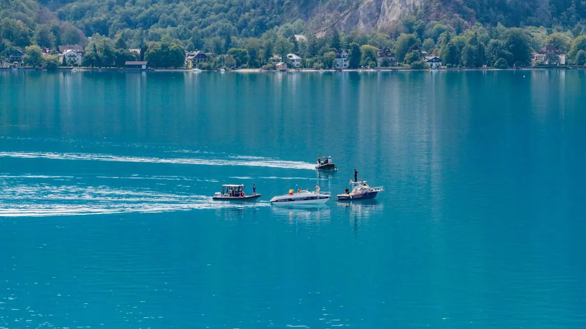 AUSTRIA-AVIATION-TRANSPORT-ACCIDENT: Boats of rescue services are seen near the site where a small aircraft crashed into Lake Attersee in the Steinbach area, Upper Austria, on August 26, 2026. According to Austrian media reports, a two-seater aircraft that had taken off in Salzburg suddenly lost altitude over the lake and crashed into the water. The police have confirmed the crash. (Photo by Matthias KALTENLEITNER / various sources / AFP) / Austria OUT