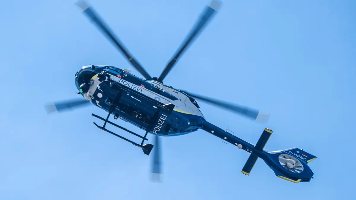 Polizeihubschrauber im Einsatz über München, Juni 2026 Deutschland, München, Juni 2026 Polizeihubschrauber am blauen Himmel über München, Polizeieinsatz, Hubschrauber in ca. 150 Metern Höhe, Symbolfoto Notfall, 110, Einsatz, Bayern, *** Police helicopter on a mission over Munich, June 2026 Germany, Munich, June 2026 Police helicopter against the blue sky over Munich, police operation, helicopter at an altitude of approximately 150 meters, stock photo of an emergency, 110, operation, Bavaria,