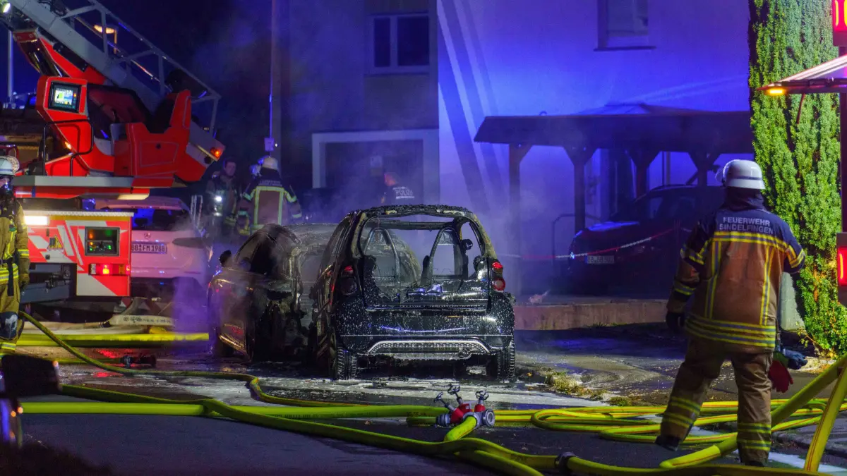 Die Feuerwehr wurde in der vergangen Nacht zu einem PKW Brand in die Hoelderlinstrasse alarmiert. Beim Eintreffen brannten zwei PKW lichterloh. Ebenfalls brannte gegenueber im Hochhaus eine Wohnung im vierten Stock. Umgehend wurde die Alarmstufe erhoeht. Die brennenden PKW konnten zuegig geloescht werden. Die Wohnung wurde ein Raub der Flammen. Das Gebaeude wurde umgehen evakuiert. Mehrere Personen wurden leicht verletzt. Wie im Laufe der Nacht klar wurde, handelte es sich mutmaslich um Brandstiftung. Der Bewohner der Wohnung konnte im Laufe der Nacht wohl festgenommen werden. In der der Sindelfingen Strasse war bis in die Morgenstunden die Polizei mit Spurensuche beschaeftigt da auch ein Fahrzeug sichergestellt wurde.<br />
<br />
Pressemittelung der Polizei: <br />
<br />
Am fruehen Mittwochmorgen (26.08.2026) rueckten Einsatzkraefte von Feuerwehr, Rettungsdienst und Polizei nach Maichingen aus, nachdem gegen 02:15 Uhr in der Hoelderlinstrasse ein Gebaeudebrand gemeldet wurde. Beim Eintreffen stellten die Einsatzkraefte bereits offene Flammen aus den oberen Stockwerken des Mehrfamilienhauses fest, zudem brannten zwei Fahrzeuge sowie ein Baum vor dem Wohngebaeude. Durch den Brand war das Treppenhaus des Gebaeudes vollstaendig verraucht, sodass die Bewohner der oberen Stockwerke mittels Drehleiter gerettet werden mussten. Der Feuerwehr gelang es, das Feuer in einer Wohnung zu lokalisieren und schnell zu loeschen. Nach derzeitigem Erkenntnisstand erlitt eine Person vermutlich eine leichte Rauchgasvergiftungen. Zwei Wohnungen sind bis auf weiteres nicht bewohnbar, die restlichen Bewohner konnten in ihre Wohnungen zurueckkehren. Der entstandene Sachschaden steht noch nicht fest. Ein Polizeihubschrauber unterstuetzte die Einsatzkraefte vor Ort. Die Einsatzmassnahmen am Brandobjekt sowie die Ermittlungen zur Brandursache dauern aktuell noch an, eine Brandstiftung kann derzeit nicht ausgeschlossen werden.