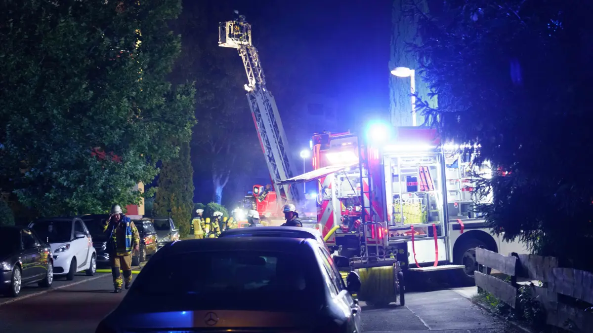 Die Feuerwehr wurde in der vergangen Nacht zu einem PKW Brand in die Hoelderlinstrasse alarmiert. Beim Eintreffen brannten zwei PKW lichterloh. Ebenfalls brannte gegenueber im Hochhaus eine Wohnung im vierten Stock. Umgehend wurde die Alarmstufe erhoeht. Die brennenden PKW konnten zuegig geloescht werden. Die Wohnung wurde ein Raub der Flammen. Das Gebaeude wurde umgehen evakuiert. Mehrere Personen wurden leicht verletzt. Wie im Laufe der Nacht klar wurde, handelte es sich mutmaslich um Brandstiftung. Der Bewohner der Wohnung konnte im Laufe der Nacht wohl festgenommen werden. In der der Sindelfingen Strasse war bis in die Morgenstunden die Polizei mit Spurensuche beschaeftigt da auch ein Fahrzeug sichergestellt wurde.<br />
<br />
Pressemittelung der Polizei: <br />
<br />
Am fruehen Mittwochmorgen (26.08.2026) rueckten Einsatzkraefte von Feuerwehr, Rettungsdienst und Polizei nach Maichingen aus, nachdem gegen 02:15 Uhr in der Hoelderlinstrasse ein Gebaeudebrand gemeldet wurde. Beim Eintreffen stellten die Einsatzkraefte bereits offene Flammen aus den oberen Stockwerken des Mehrfamilienhauses fest, zudem brannten zwei Fahrzeuge sowie ein Baum vor dem Wohngebaeude. Durch den Brand war das Treppenhaus des Gebaeudes vollstaendig verraucht, sodass die Bewohner der oberen Stockwerke mittels Drehleiter gerettet werden mussten. Der Feuerwehr gelang es, das Feuer in einer Wohnung zu lokalisieren und schnell zu loeschen. Nach derzeitigem Erkenntnisstand erlitt eine Person vermutlich eine leichte Rauchgasvergiftungen. Zwei Wohnungen sind bis auf weiteres nicht bewohnbar, die restlichen Bewohner konnten in ihre Wohnungen zurueckkehren. Der entstandene Sachschaden steht noch nicht fest. Ein Polizeihubschrauber unterstuetzte die Einsatzkraefte vor Ort. Die Einsatzmassnahmen am Brandobjekt sowie die Ermittlungen zur Brandursache dauern aktuell noch an, eine Brandstiftung kann derzeit nicht ausgeschlossen werden.