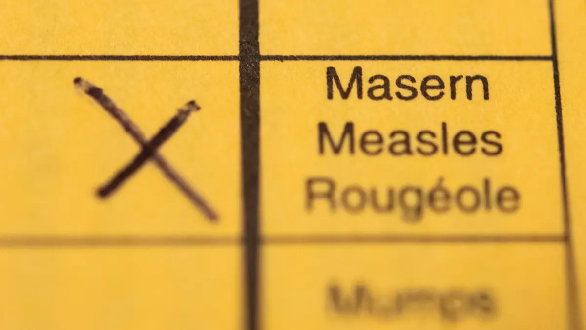 Masernimpfung: ARCHIV - 29.02.2020, Baden-Württemberg, Stuttgart: ILLUSTRATION - Ein Impfpass mit einem Kreuz bei der Masern-Impfung liegt auf einem Tisch. (zu dpa: «Arzt wegen falscher Impfbescheinigungen angeklagt») Foto: Tom Weller/dpa +++ dpa-Bildfunk +++