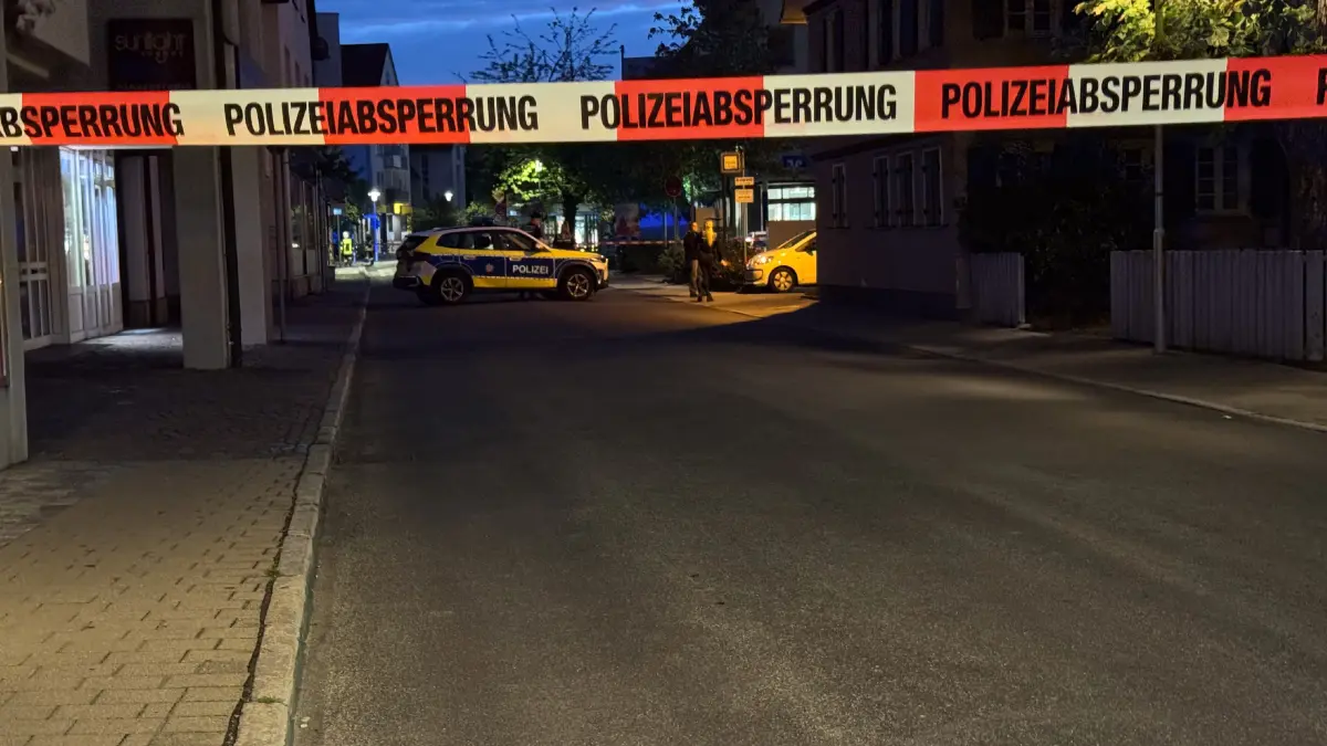 Die Feuerwehr wurde in der vergangen Nacht zu einem PKW Brand in die Hoelderlinstrasse alarmiert. Beim Eintreffen brannten zwei PKW lichterloh. Ebenfalls brannte gegenueber im Hochhaus eine Wohnung im vierten Stock. Umgehend wurde die Alarmstufe erhoeht. Die brennenden PKW konnten zuegig geloescht werden. Die Wohnung wurde ein Raub der Flammen. Das Gebaeude wurde umgehen evakuiert. Mehrere Personen wurden leicht verletzt. Wie im Laufe der Nacht klar wurde, handelte es sich mutmaslich um Brandstiftung. Der Bewohner der Wohnung konnte im Laufe der Nacht wohl festgenommen werden. In der der Sindelfingen Strasse war bis in die Morgenstunden die Polizei mit Spurensuche beschaeftigt da auch ein Fahrzeug sichergestellt wurde.<br />
<br />
Pressemittelung der Polizei: <br />
<br />
Am fruehen Mittwochmorgen (26.08.2026) rueckten Einsatzkraefte von Feuerwehr, Rettungsdienst und Polizei nach Maichingen aus, nachdem gegen 02:15 Uhr in der Hoelderlinstrasse ein Gebaeudebrand gemeldet wurde. Beim Eintreffen stellten die Einsatzkraefte bereits offene Flammen aus den oberen Stockwerken des Mehrfamilienhauses fest, zudem brannten zwei Fahrzeuge sowie ein Baum vor dem Wohngebaeude. Durch den Brand war das Treppenhaus des Gebaeudes vollstaendig verraucht, sodass die Bewohner der oberen Stockwerke mittels Drehleiter gerettet werden mussten. Der Feuerwehr gelang es, das Feuer in einer Wohnung zu lokalisieren und schnell zu loeschen. Nach derzeitigem Erkenntnisstand erlitt eine Person vermutlich eine leichte Rauchgasvergiftungen. Zwei Wohnungen sind bis auf weiteres nicht bewohnbar, die restlichen Bewohner konnten in ihre Wohnungen zurueckkehren. Der entstandene Sachschaden steht noch nicht fest. Ein Polizeihubschrauber unterstuetzte die Einsatzkraefte vor Ort. Die Einsatzmassnahmen am Brandobjekt sowie die Ermittlungen zur Brandursache dauern aktuell noch an, eine Brandstiftung kann derzeit nicht ausgeschlossen werden.