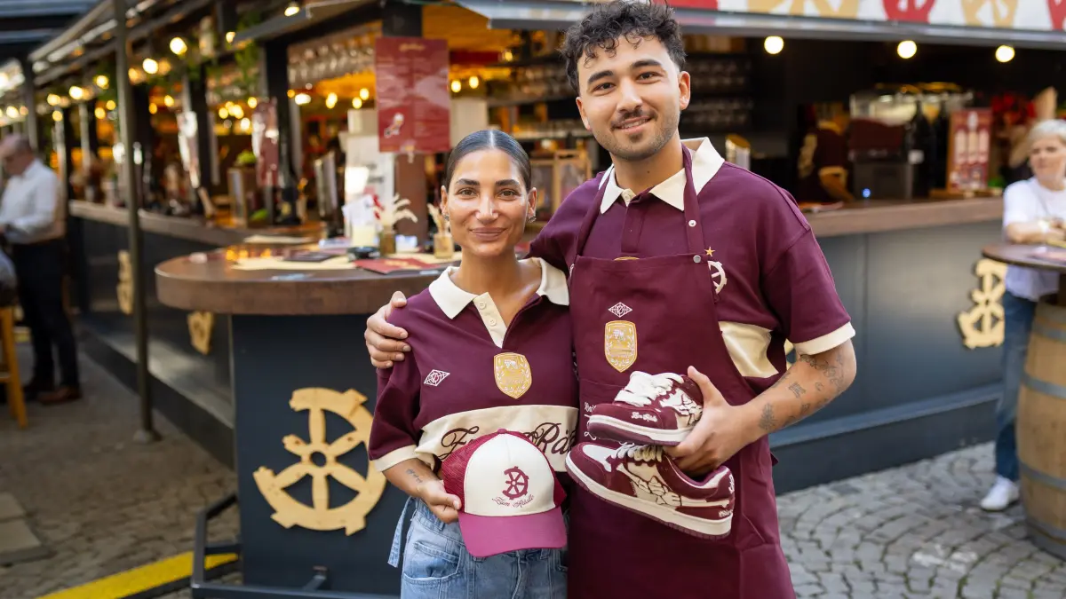 Stuttgarter Weindorf 2026: Stuttgart, Baden-Württemberg, 26.08.2026:
Die schönsten Mitarbeiterkluften auf dem Stuttgarter Weindorf 2026:
Laube von „Zum Rädle“, v.l. Desideria petzke und Enis Masalci
Notiz: No model release. Kein Einverständnis für Werbung, keine Weitergabe an Dritte.