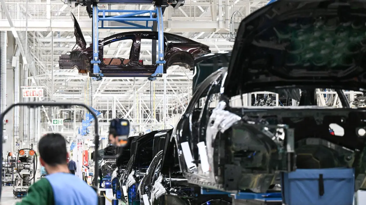 Produktion in der Autoindustrie: ARCHIV - 30.04.2026, Baden-Württemberg, Sindelfingen: Karosserien für Mercedes-Benz-Fahrzeuge der Luxusklasse werden im Werk Sindelfingen in der Factory 65 am Band transportiert. (zu dpa: «Bundesagentur für Arbeit gibt August-Zahlen bekannt») Foto: Bernd Weißbrod/dpa +++ dpa-Bildfunk +++