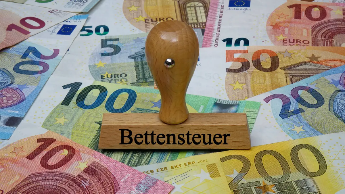 Geldscheine und Stempel mit Bettensteuer Geldscheine und Stempel mit Bettensteuer, 14.02.2020, Borkwalde, Brandenburg, Auf Geldscheinen steht ein Stempel mit dem Schriftzug Bettensteuer. *** Banknotes and stamps with bed tax Banknotes and stamps with bed tax, 14 02 2020, Borkwalde, Brandenburg, Germany, Banknotes have a stamp with the words bed tax on them