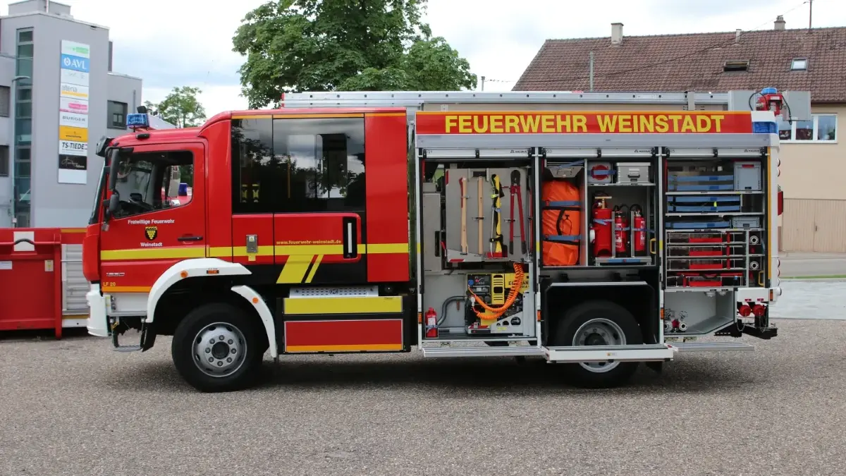 Das Löschgruppenfahrzeug 20 aus Beutelsbach mit geöffneten Rolläden.