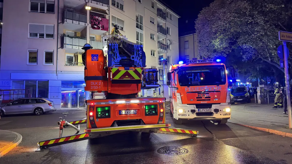 Aktuell kommt es, in der Stuttgarter Heusteigstrasse zu einem Brand in einem Mehrfamilienhaus nach noch nicht bestaetigen. Informationen handelt es hier sich hierbei um einen Brand im Keller. Eine Brandstiftung kann aktuell noch nicht ausgeschlossen werden. Die Polizei hat einen Jugendlichen Gewahrsam genommen waehrend der Einsatzmassnahmen der Feuerwehr. Naehere Informationen zum Geschehen liegen uns aktuell noch nicht vor.<br />