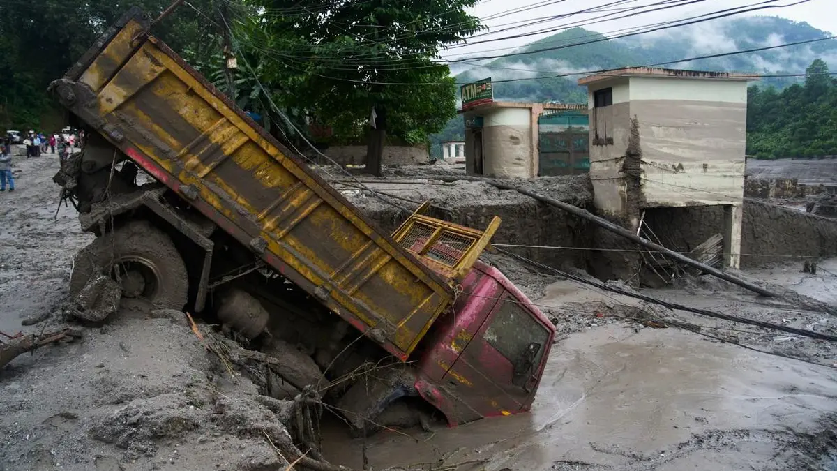 Ein Fahrzeug ist nach den Sturzfluten in Devighat im Bezirk Nuwakot in Nepal zu sehen.