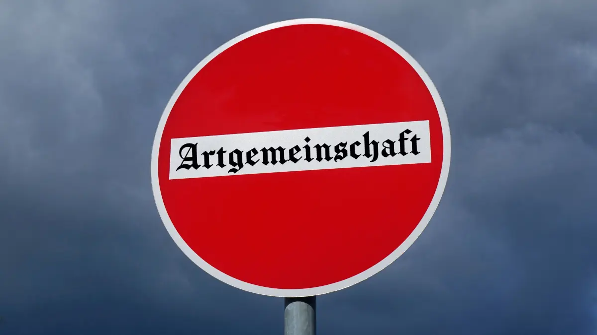 Auf einem Verkehrsschild steht der Schriftzug "Artgemeinschaft", der Name einer verbotenen rechtsextremen Gruppierung (Fotomontage).