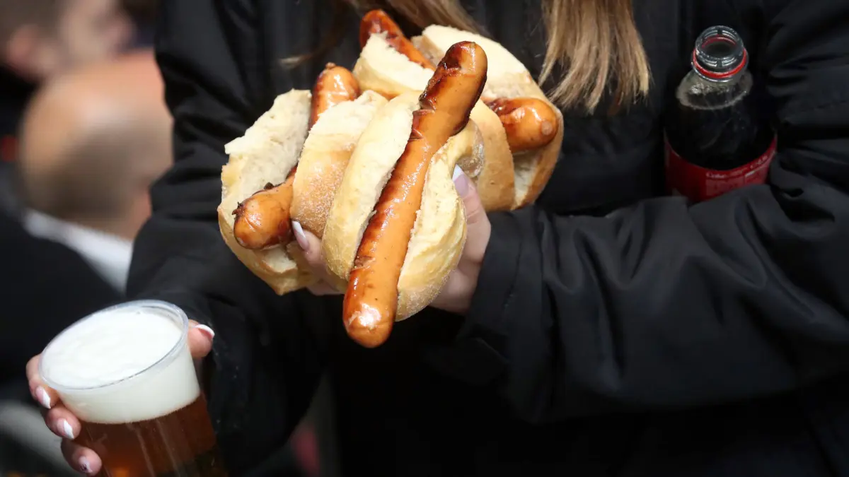 08.04.22 VfB Stuttgart - Borussia Dortmund Deutschland, Stuttgart, 08.04.2022, Fussball, Bundesliga, VfB Stuttgart - Borussia Dortmund: Feature Stadion Rote Wurst Bratwurst Wurst Bier Fans. *** 08 04 22 VfB Stuttgart Borussia Dortmund Germany, Stuttgart, 08 04 2022, football, Bundesliga, VfB Stuttgart Borussia Dortmund feature stadium red sausage bratwurst sausage beer fans