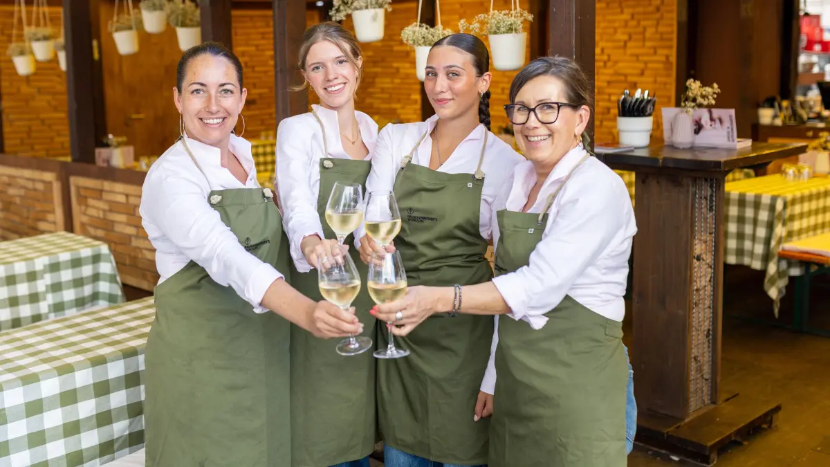 Stuttgarter Weindorf 2026: Stuttgart, Baden-Württemberg, 26.08.2026:
Die schönsten Mitarbeiterkluften auf dem Stuttgarter Weindorf 2026:
Laube von Rauschenberger, v.l. Petra, Theresa, Alessa, Elke
Notiz: No model release. Kein Einverständnis für Werbung, keine Weitergabe an Dritte.