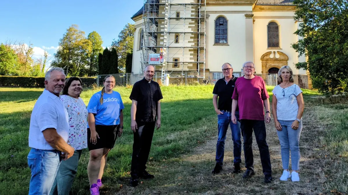 Wallfahrtskirche Hohenrechberg: Die Natur nagt an der Turmkuppel
