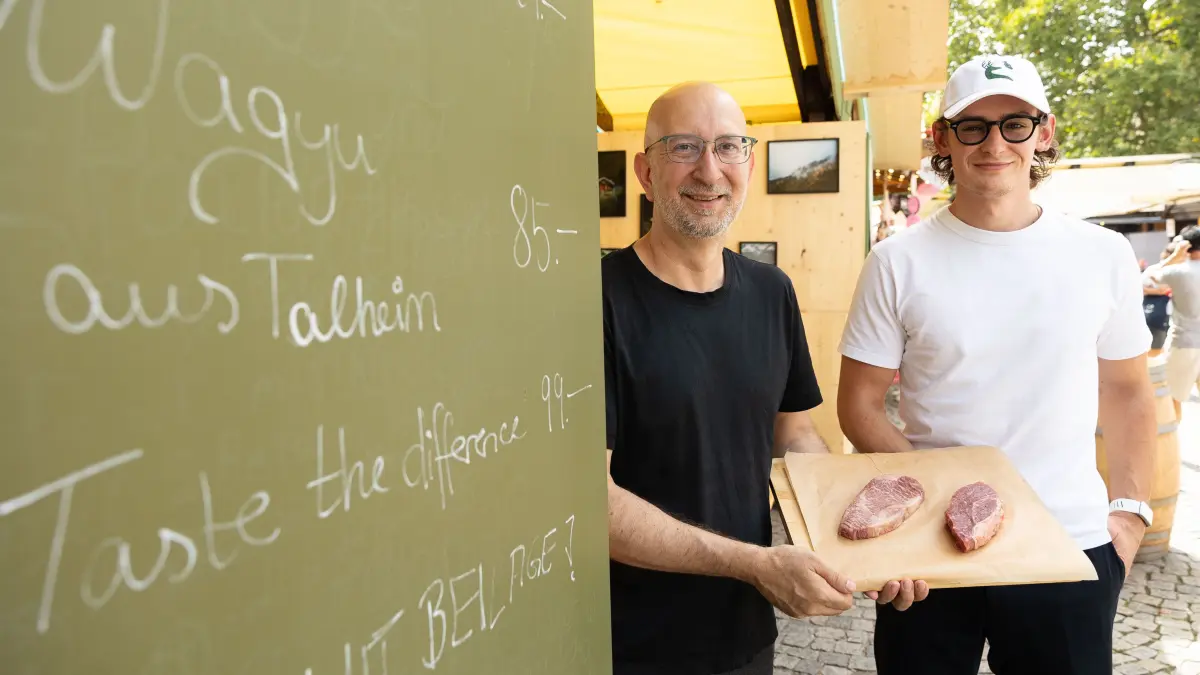 Stuttgarter Weindorf 2026: #weindorf #rostbraten #wagyu
*Rostbraten Battle: Wagyu vs. Färse* Die Gäste wollen es, sie sollen es bekommen: Für 99 Euro kann man zwei Rostbraten, einen vom Schwäbisch Hällischen Weiderind, einen vom schwäbischen Wagyu bestellen und selbst den direkten Vergleich ziehen: Lohnen sich die 50 Euro mehr oder nicht? Im Bild Leone Paul und sein Partner Ingo Hampf.