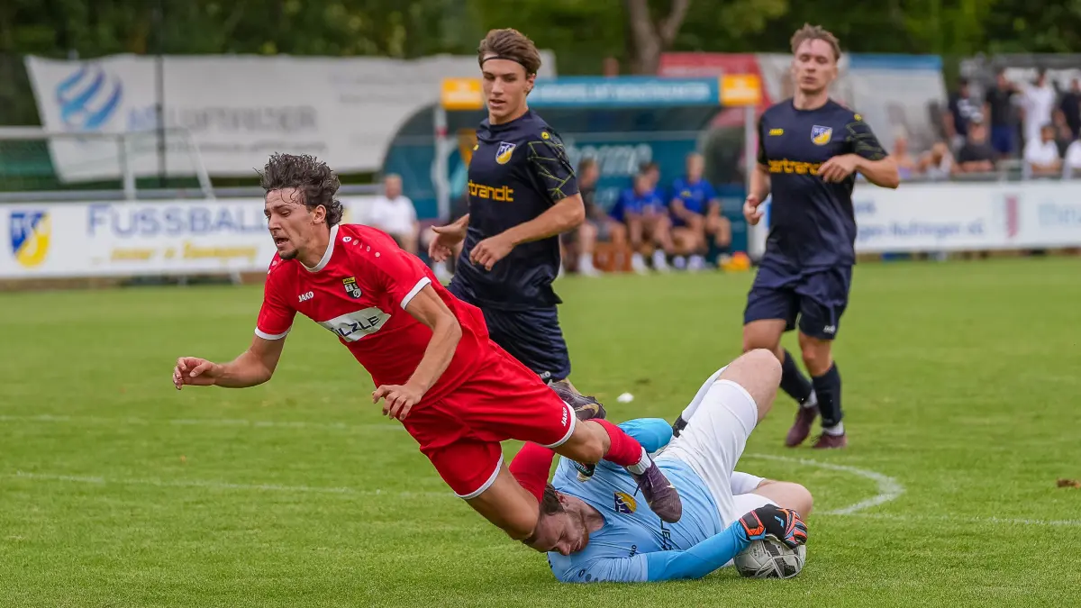 Paul Ulmer (TSV Ehningen,#01) hält Noel Feher (TSG Balingen Fußball II) auf ,
TSV Ehningen vs. TSG Balingen Fußball II, Fussball, Verbandsliga, 1.Spieltag, 2026/2027, 15.08.2026,
Foto: Eibner-Pressefoto/Daniele La Rocca