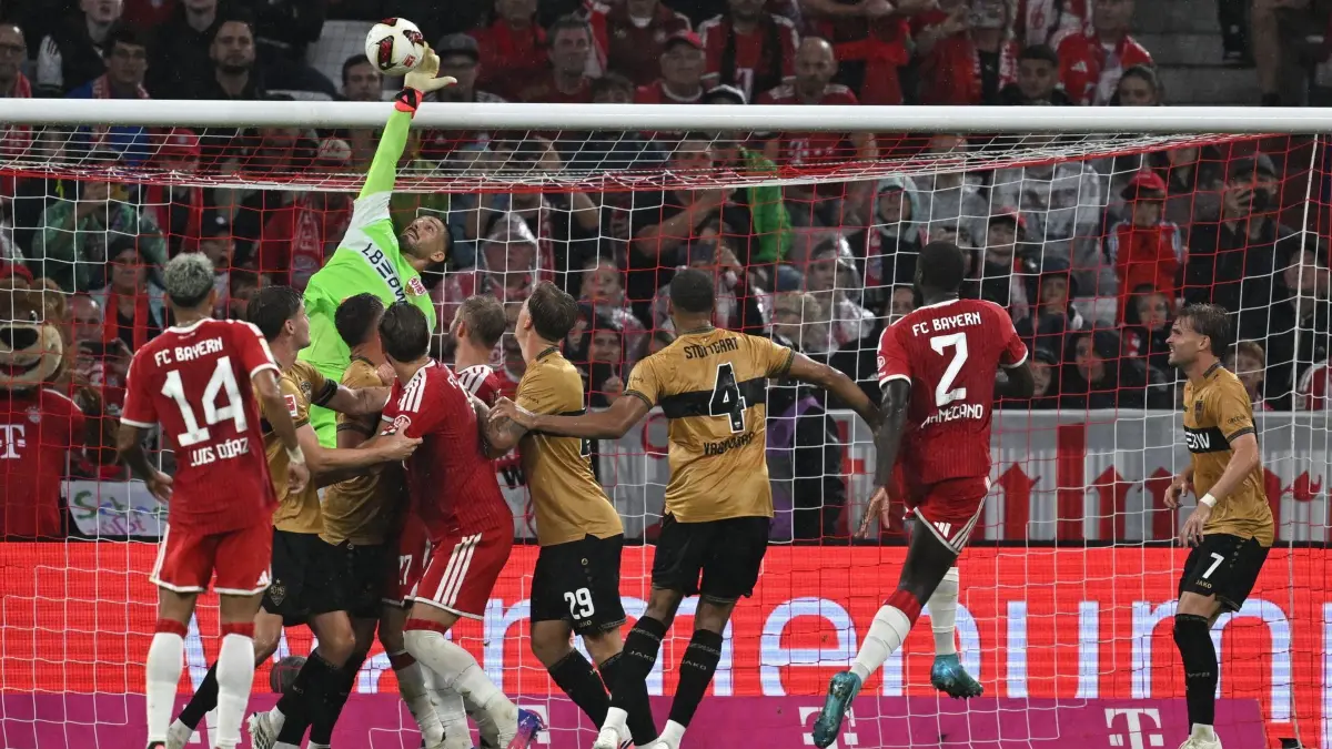 FC Bayern München - VfB Stuttgart: 28.08.2026, Bayern, München: Fußball, Männer, Bundesliga, FC Bayern München - VfB Stuttgart, Allianz Arena, 1. Spieltag, Torwart Fabian Bredlow (VfB Stuttgart) rettet den Ball. Foto: Sven Hoppe/dpa - WICHTIGER HINWEIS: Gemäß den Vorgaben der Bundesliga bzw. des DFB Deutscher Fußball-Bund ist es untersagt, in dem Stadion und/oder vom Spiel angefertigte Fotoaufnahmen in Form von Sequenzbildern und/oder videoähnlichen Fotostrecken zu verwerten bzw. verwerten zu lassen. +++ dpa-Bildfunk +++