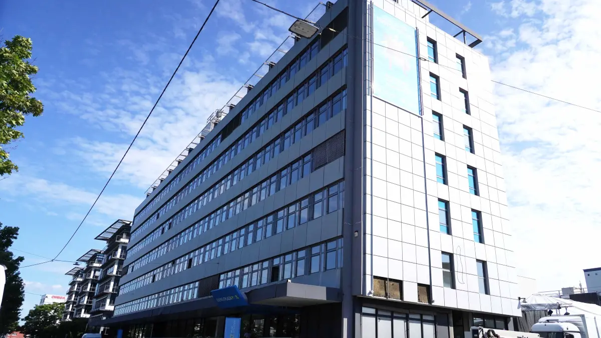 Stuttgart Wangen Stadtwerke Stuttgart eroeffnet den Energie Campus. Nach Schliessung im Tagblatt Turm und am Stoeckach ist eine neue Heimat fuer die Stuttgart Netze gefunden, nach drei Jahren Umbau wird heute Abend gross gefeiert. Im Bild technischer Geschaefsfuehrer Peter Drausnigg und Kaufmaennische Geschaeftsfuehrerin Marlies Hummel Dietz freuen sich auf den neuen Standort. Der neue Buerkomplex fur gut 700 Mitarbeiter gehoehrt eines der neusten und modernsten Buero Gebaeuden der Stadt, Engerie Vernetzung der Buero ist ein westlicher Baustein der smarte Gebaeudetechnik, auch hier wird Engerie eingespart in der Kesselstrasse 23.Die Energieversorgung des Kompexes stammt ueberwiegend aus erneuerbaren Energien . Viel zu tun bis 2035 soll Stuttgart Klimaneutral werden. Zukuenftig jaehrlich 1,7 Terrawattstunden Oekostrom produzieren . 40 000 Wohneinheiten mit Co2 freier Waerme versorgen. Das neue Energie Campus wo freuher die Firma Trost mal war, hat jetzt auch ein neuen Kundenzenter. Neu Gbeaut wurde ein super modernes Parkhaus fuer die Mitarbeiter, Platz fuer 200 PKW, 80 Fahrraeder, und 120 Ladepunkte , auf dem Dach befindet sich eine 600 m2 grosse Solamodule. Das gebaeude hat 9 Stockwerke und hat ca. 16 000 m2. Infos PR Stehmann Tel 0711-89121803 Foto Andreas Rosar Fotoagentur-Stuttgart 17.07.2024