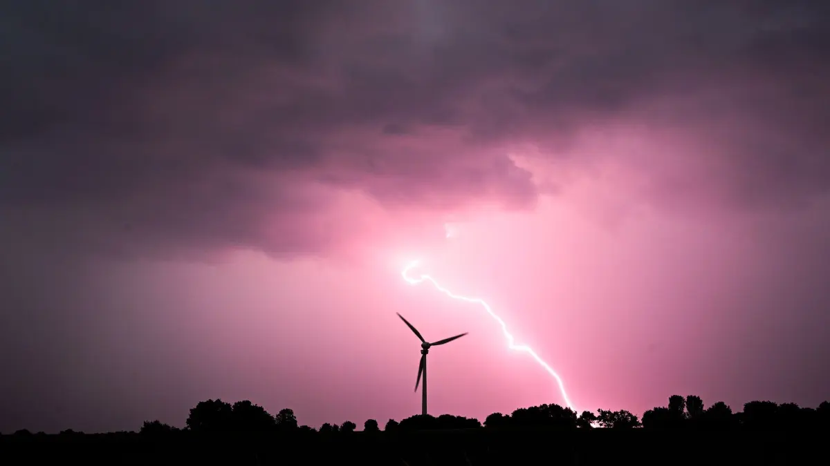 Unwetter in Niedersachsen: ARCHIV - 21.06.2026, Niedersachsen, Hannover: Ein Blitz schlägt am Morgen ein, als eine Gewitterfront über die Region Hannover und den Landkreis Hildesheim hinwegzieht. (zu dpa: «Unwettergefahr – wie heftig die Gewitter werden können») Foto: Julian Stratenschulte/dpa +++ dpa-Bildfunk +++