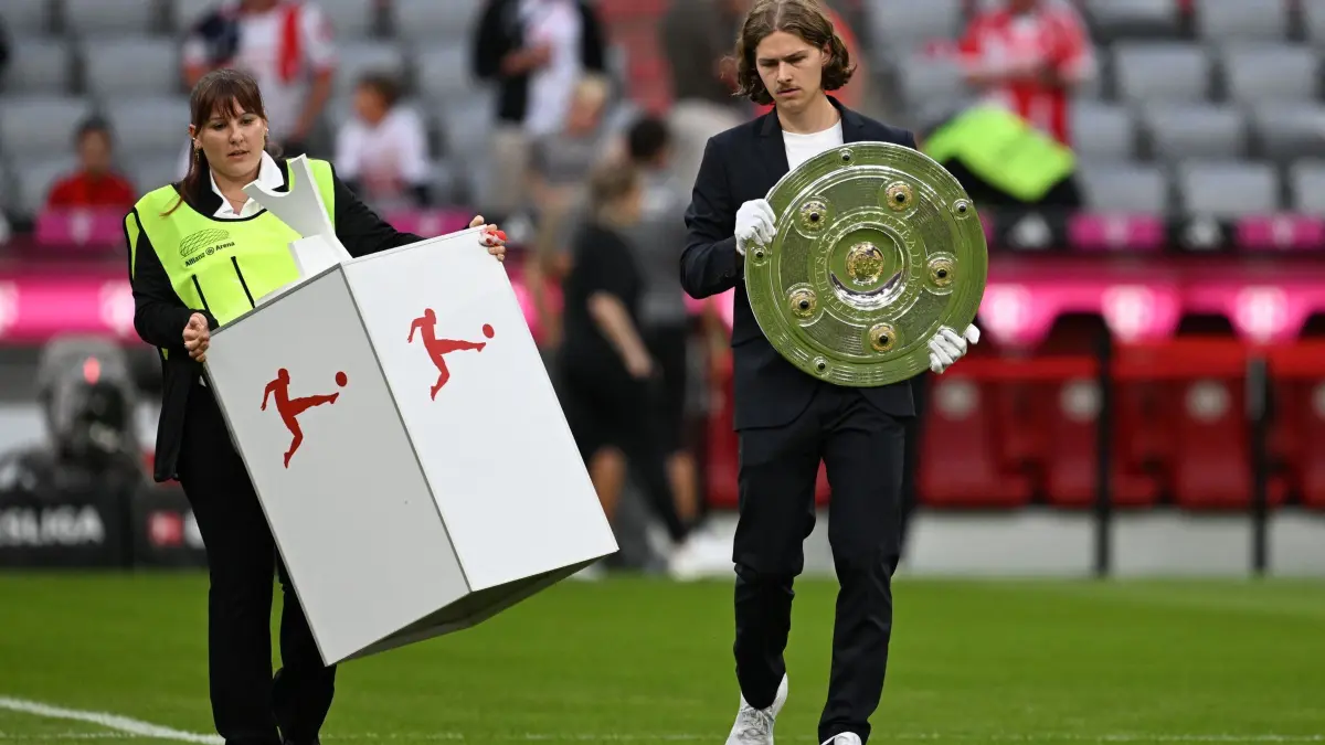FC Bayern München - VfB Stuttgart: 28.08.2026, Bayern, München: Fußball, Männer, Bundesliga, FC Bayern München - VfB Stuttgart, Allianz Arena, 1. Spieltag, die Deutsche Meisterschale wird vor dem Spiel ins Stadion getragen. Foto: Sven Hoppe/dpa - WICHTIGER HINWEIS: Gemäß den Vorgaben der Bundesliga bzw. des DFB Deutscher Fußball-Bund ist es untersagt, in dem Stadion und/oder vom Spiel angefertigte Fotoaufnahmen in Form von Sequenzbildern und/oder videoähnlichen Fotostrecken zu verwerten bzw. verwerten zu lassen. +++ dpa-Bildfunk +++