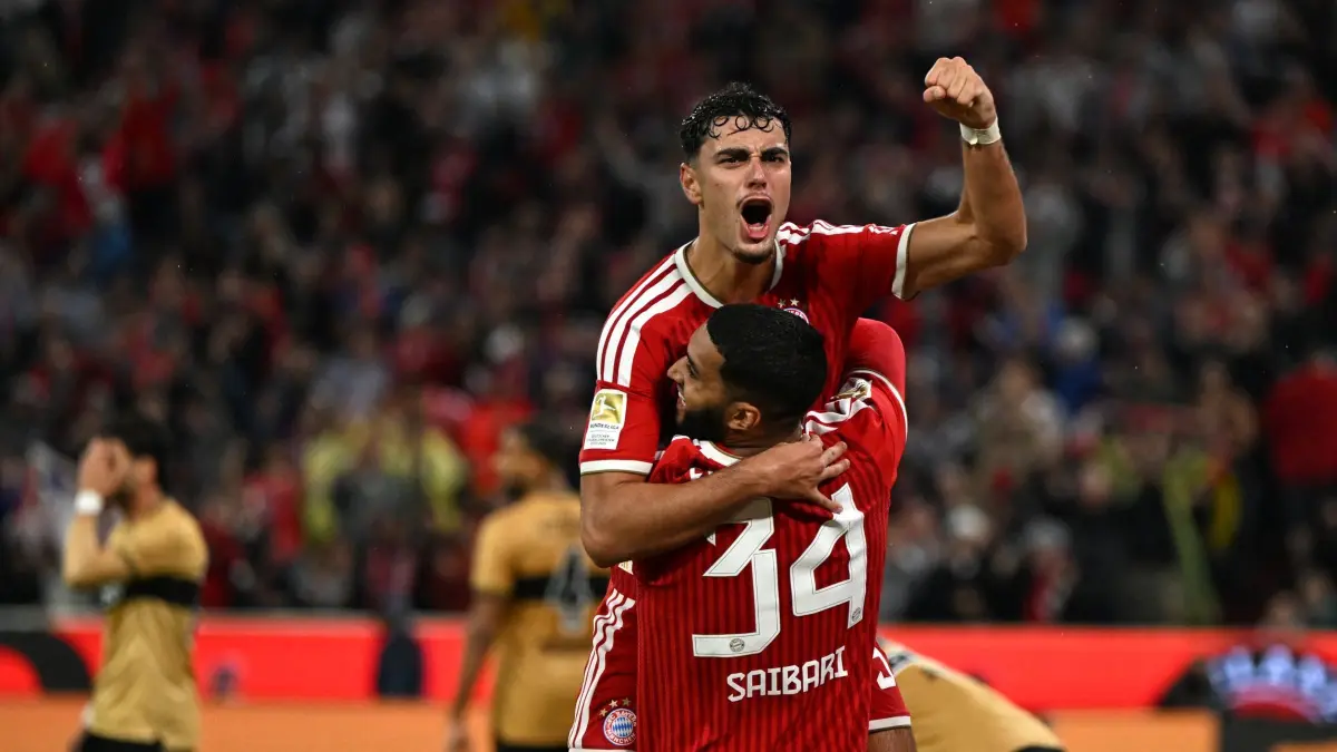 FC Bayern München - VfB Stuttgart: 28.08.2026, Bayern, München: Fußball, Männer, Bundesliga, FC Bayern München - VfB Stuttgart, Allianz Arena, 1. Spieltag, Aleksandar Pavlovic (l, Bayern München) feiert mit Ismael Saibari (Bayern München) nach seinem Tor zum 4:1. Foto: Sven Hoppe/dpa - WICHTIGER HINWEIS: Gemäß den Vorgaben der Bundesliga bzw. des DFB Deutscher Fußball-Bund ist es untersagt, in dem Stadion und/oder vom Spiel angefertigte Fotoaufnahmen in Form von Sequenzbildern und/oder videoähnlichen Fotostrecken zu verwerten bzw. verwerten zu lassen. +++ dpa-Bildfunk +++