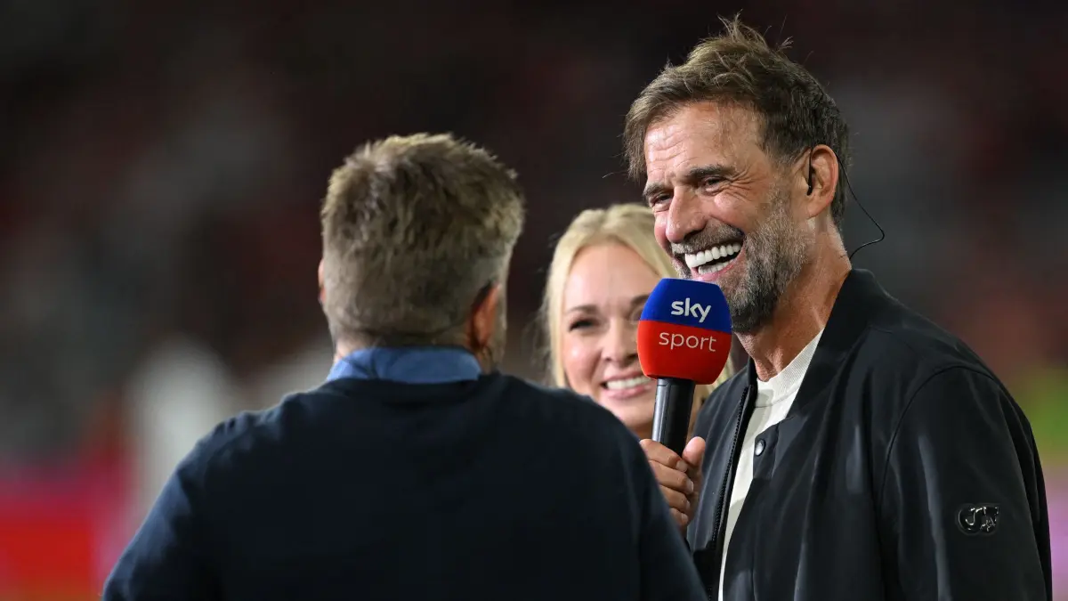FC Bayern München - VfB Stuttgart: 28.08.2026, Bayern, München: Fußball, Männer, Bundesliga, FC Bayern München - VfB Stuttgart, Allianz Arena, 1. Spieltag, Bundestrainer Jürgen Klopp reagiert während des Interviews. Foto: Sven Hoppe/dpa - WICHTIGER HINWEIS: Gemäß den Vorgaben der Bundesliga bzw. des DFB Deutscher Fußball-Bund ist es untersagt, in dem Stadion und/oder vom Spiel angefertigte Fotoaufnahmen in Form von Sequenzbildern und/oder videoähnlichen Fotostrecken zu verwerten bzw. verwerten zu lassen. +++ dpa-Bildfunk +++
