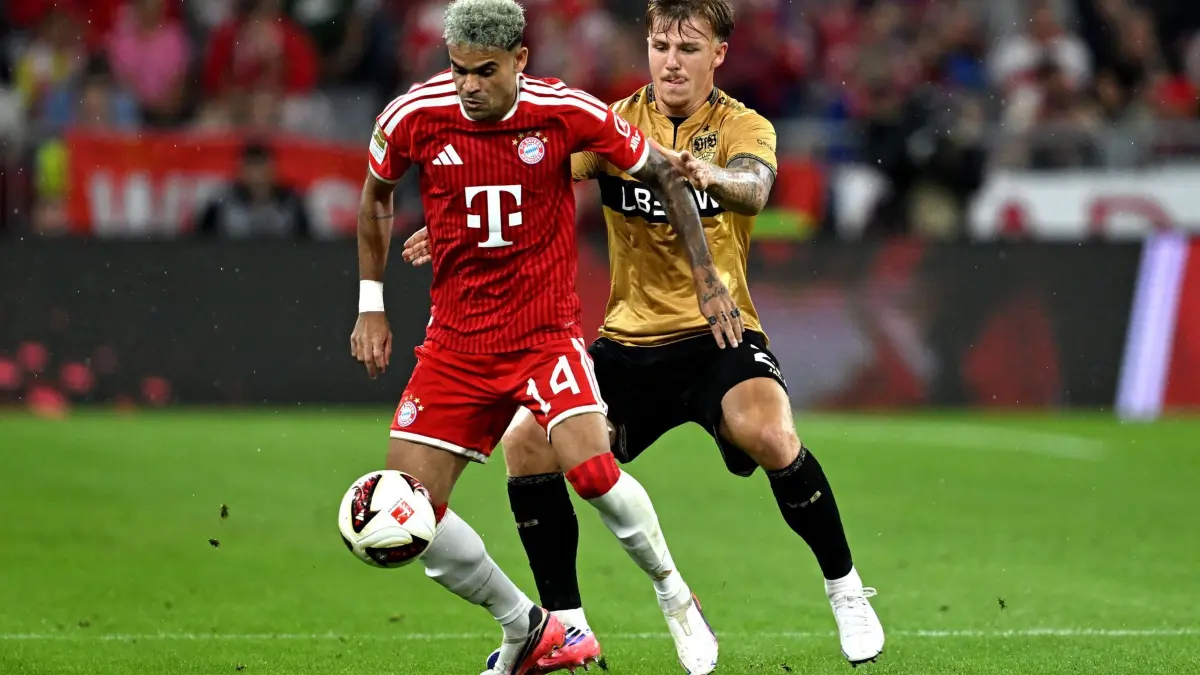 FC Bayern München - VfB Stuttgart: 28.08.2026, Bayern, München: Fußball, Männer, Bundesliga, FC Bayern München - VfB Stuttgart, Allianz Arena, 1. Spieltag, Luis Díaz (Bayern München) und Finn Jeltsch (r, VfB Stuttgart) kämpfen um den Ball. Foto: Sven Hoppe/dpa - WICHTIGER HINWEIS: Gemäß den Vorgaben der Bundesliga bzw. des DFB Deutscher Fußball-Bund ist es untersagt, in dem Stadion und/oder vom Spiel angefertigte Fotoaufnahmen in Form von Sequenzbildern und/oder videoähnlichen Fotostrecken zu verwerten bzw. verwerten zu lassen. +++ dpa-Bildfunk +++