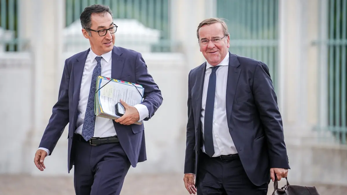 Halbzeit-Klausur Bundeskabinett: ARCHIV - 29.08.2023, Brandenburg, Meseberg: Cem Özdemir (Bündnis 90/Die Grünen, l), damaliger Bundesminister für Ernährung und Landwirtschaft, und Boris Pistorius (SPD), Bundesminister der Verteidigung, kommen zur Halbzeit-Klausur des Bundeskabinetts auf Schloss Meseberg. (zu dpa: «Özdemir und Pistorius: AfD-Verbotsverfahren beantragen») Foto: Kay Nietfeld/dpa +++ dpa-Bildfunk +++