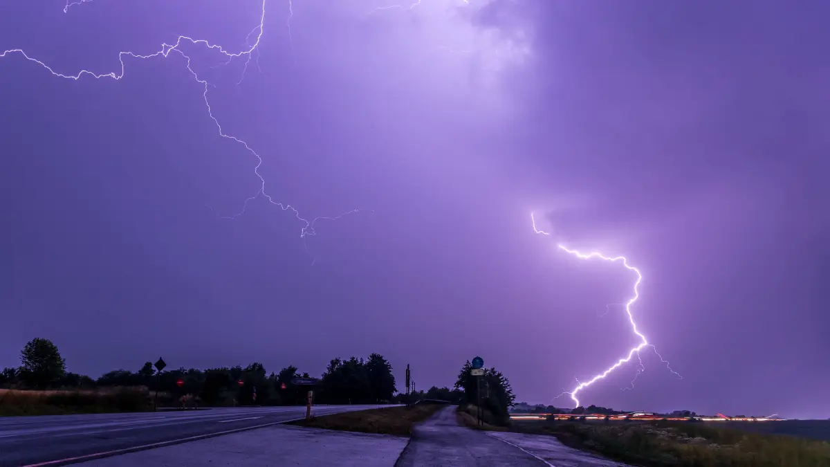 Die geschlossene Metallhülle des Autos leitet den elektrischen Strom des Blitzes außen um die Insassen herum und in den Boden ab. Nach Angaben des ADAC gilt dies für herkömmliche Verbrenner und E-Autos gleichermaßen.