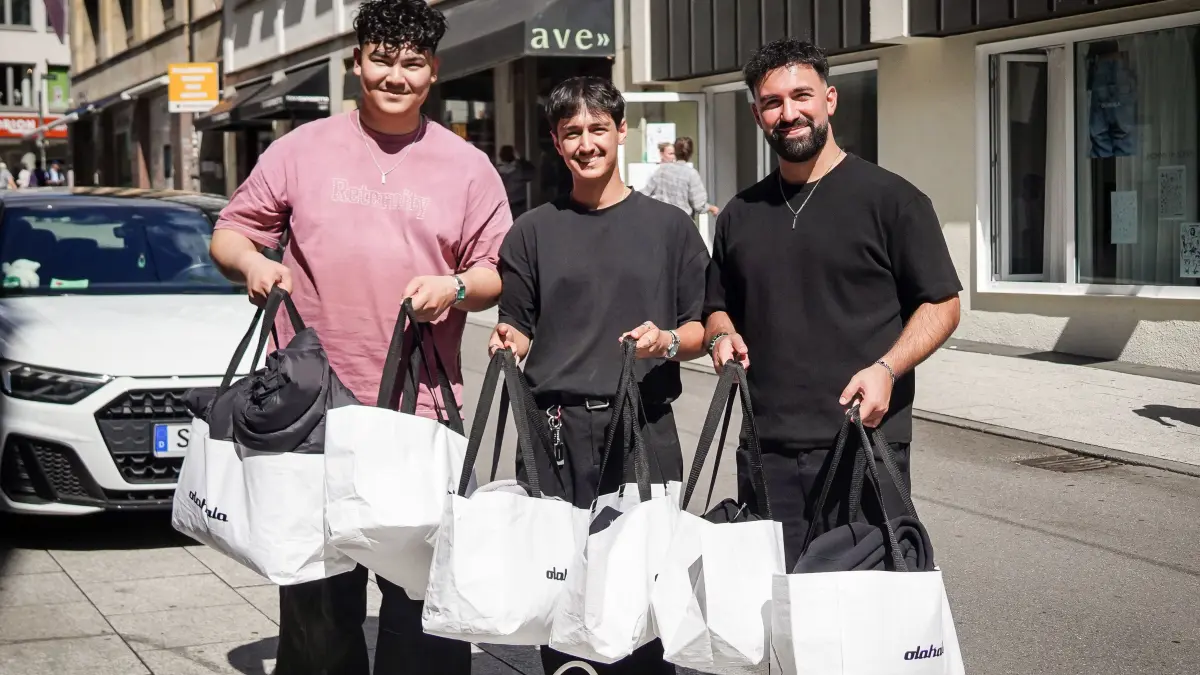 Letzter schöner Sommerwochenendtag in Stuttgart: Lange Schlangen beim Outlet-Verkauf in der Sophienstraße : Letzter schöner Sommerwochenendtag in Stuttgart: Lange Schlangen beim Outlet-Verkauf in der Sophienstraße