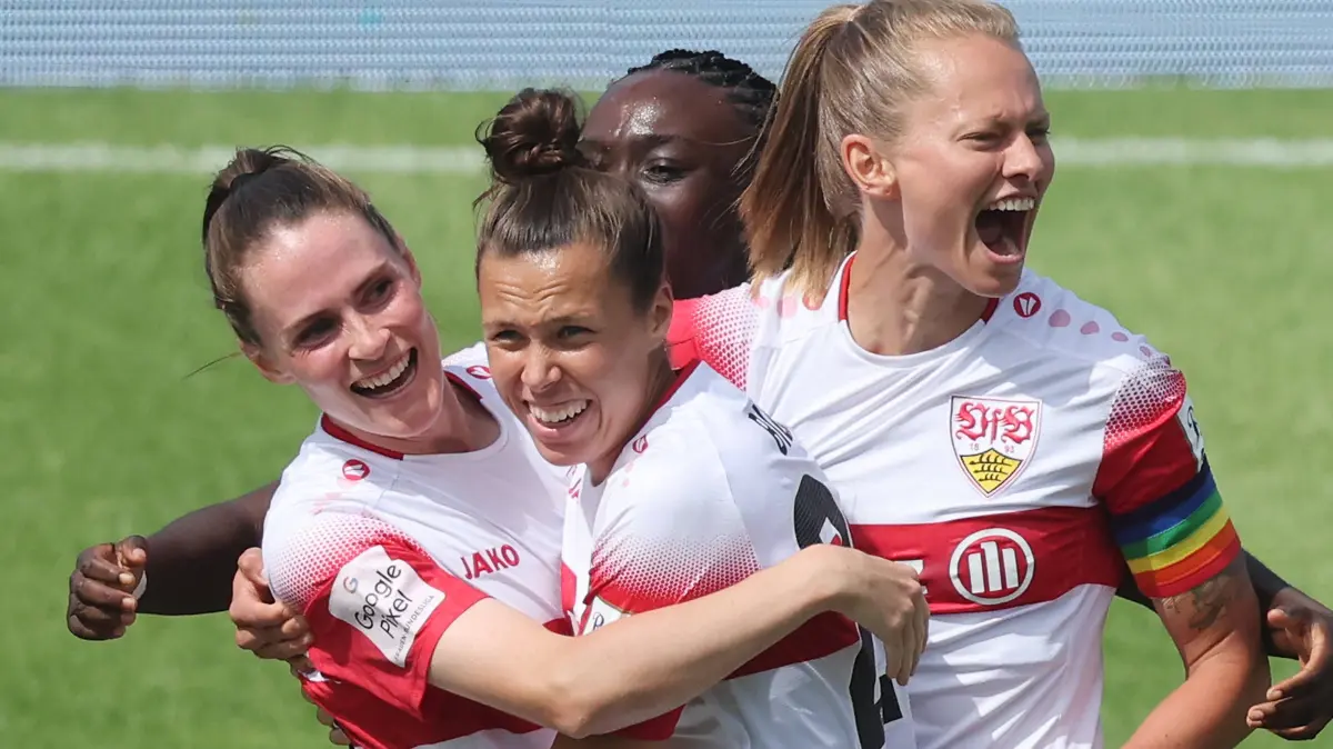 Stuttgart , Google Pixel Frauen-Bundesliga VfB Stuttgart vs. Hamburger SV , Jubel VfB , von links: Reena Wichmann / Nicole Billa / Maximiliane Rall *** Stuttgart, Google Pixel Women s Bundesliga: VfB Stuttgart vs. Hamburger SV, VfB celebrating from left: Reena Wichmann, Nicole Billa, Maximiliane Rall