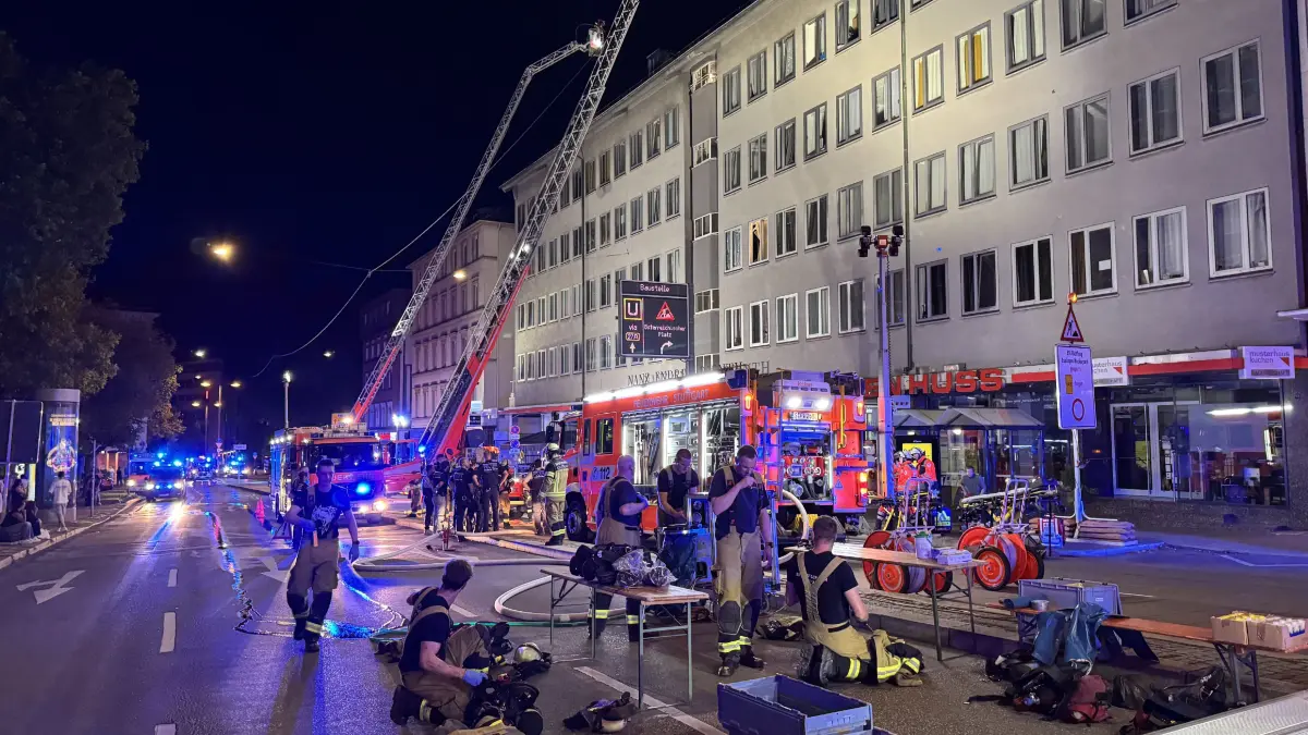 Am Samstag am Samstagabend kam es in der Rotebuehlstrasse in Stuttgart – West, im fuenften OG eines Wohn und Geschaeftsgebaeude zu einem Wohnungsvollbrand. Die Berufsfeuerwehr Stuttgart befindet sich Stand 21:30 Uhr immer noch bei Loesch Massnahmen. Ueber verletzte Personen ist der Polizei aktuell noch nichts bekannt.