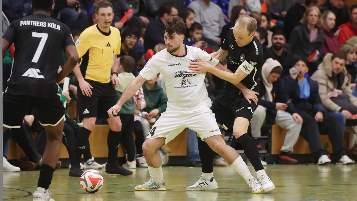 BAU // Stuttgart , Futsal Bundesliga PlayOff Viertelfinale Spiel 2 , TSV Weilimdorf vs. Futsal Panthers Köln , von links: Hajrulla Redzepi ( Weilimdorf ) / Christoph Rüschenpöhler ( Köln )