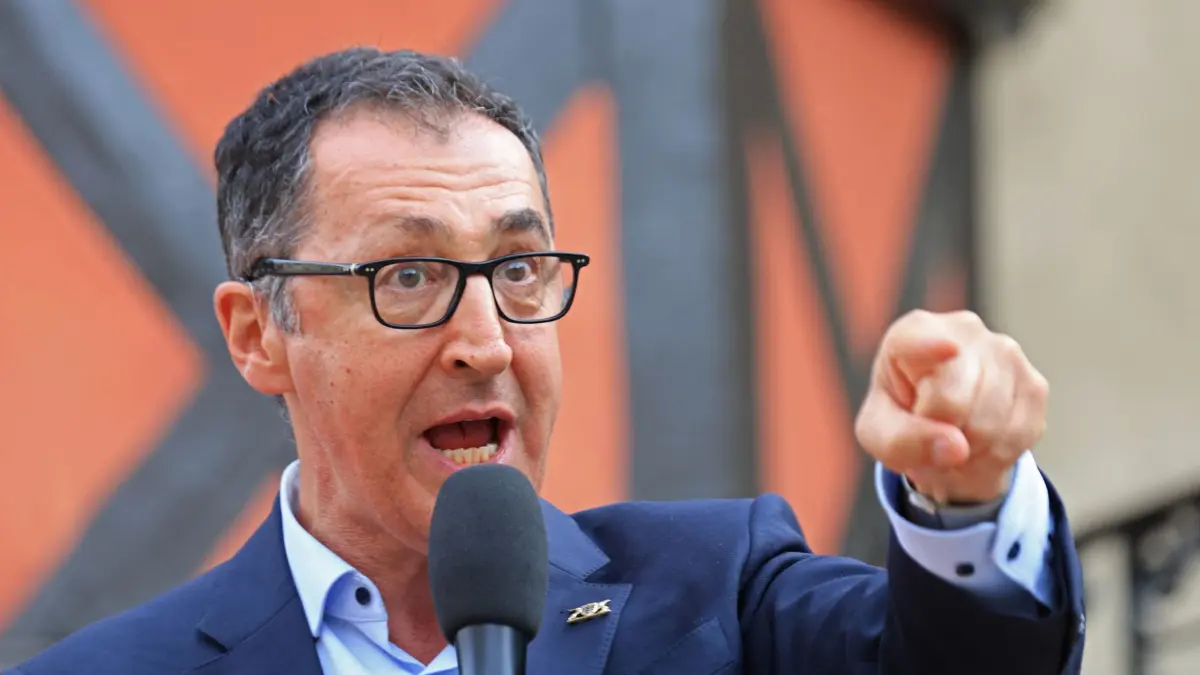 Wahlkampf in Sachsen-Anhalt - Grüne: 30.08.2026, Sachsen-Anhalt, Wernigerode: Cem Özdemir (Bündnis 90/Die Grünen), Ministerpräsident von Baden-Württemberg, spricht auf einer Wahlkampfveranstaltung der Grünen. Foto: Matthias Bein/dpa +++ dpa-Bildfunk +++