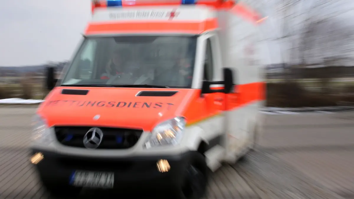 Rettungsdienst: ARCHIV - 14.03.2013, Bayern, Germering: Ein Rettungswagen (RTW) vom BRK (Bayerisches Rotes Kreuz). (zu dpa: «Busfahrer bremst vor Fußgängerin ab - drei Menschen verletzt») Foto: Stephan Jansen/dpa +++ dpa-Bildfunk +++