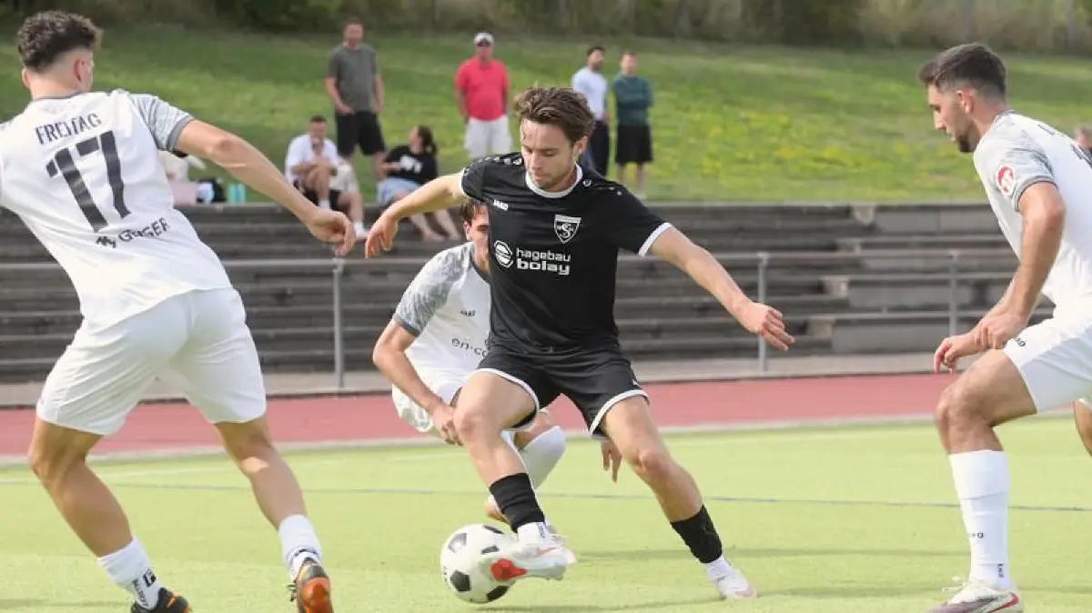 Fußball, Verbandsliga, SKV Rutesheim, TSG Hofherrnweiler, Laurin Stütz (Mi.)