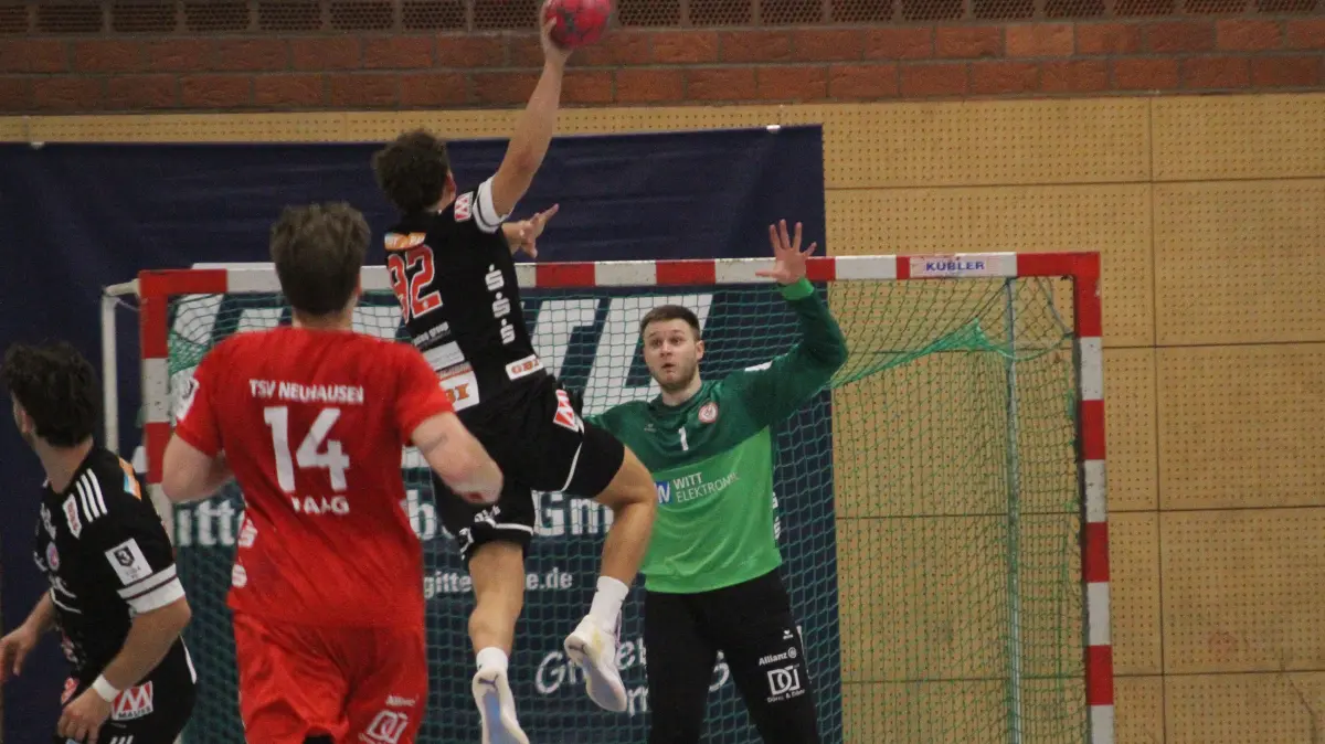 Neuhausens Torhüter Niklas Prauß avancierte mit einer Vielzahl starker Paraden l zum Matchwinner beim knappen Erfolg der Maddogs gegen den HC Erlangen II.