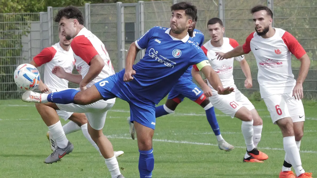 Fußball, Fussball, Verbandsliga, Calcio Leinfelden-Echterdingen - Türk Spor Neu-Ulm: Fußball, Fussball, Verbandsliga, Calcio LE, Calcio Leinfelden-Echterdingen - Türkspor Neu-Ulm
Nr.6 (C): Dan Constantinescu - blau
Fotograf: Günter E. Bergmann - Photography
Aufnahmedatum: 29.08.2026
