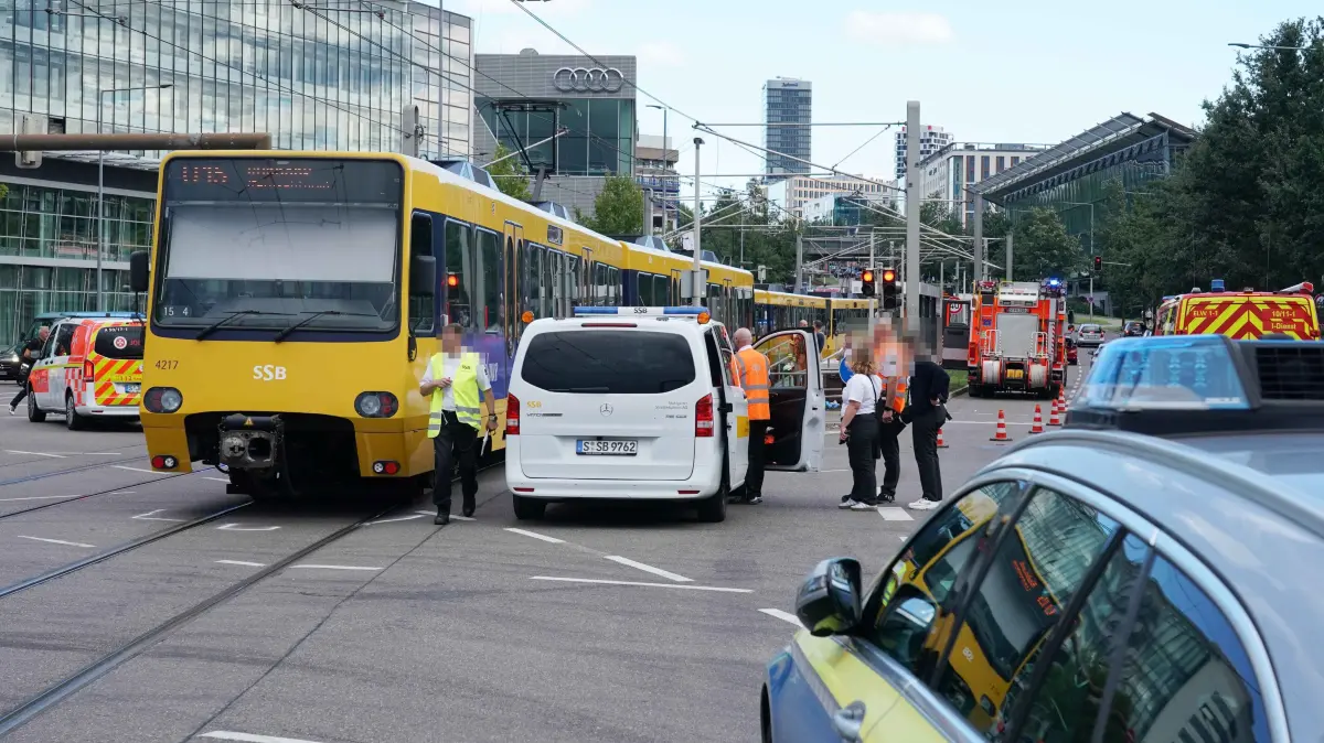 Stuttgart Feuerbach Heilbronnerstrasse ecke Borigstrase schwerer Stadtbahn Unfall. Foto Andreas Rosar Fotoagentur-Stuttgart 31.08.2026