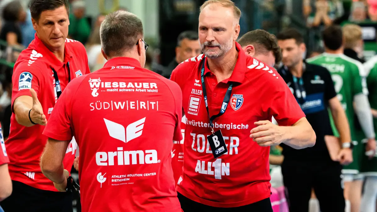 Wetzlar: HBL - 26/27 - HSG Wetzlar - SG BBM Bietigheim Trainer Hartmut Mayerhoffer Bietigheim Wetzlar Buderus Arena Deutschland *** Wetzlar HBL 26 27 HSG Wetzlar SG BBM Bietigheim Coach Hartmut Mayerhoffer Bietigheim Wetzlar Buderus Arena Germany