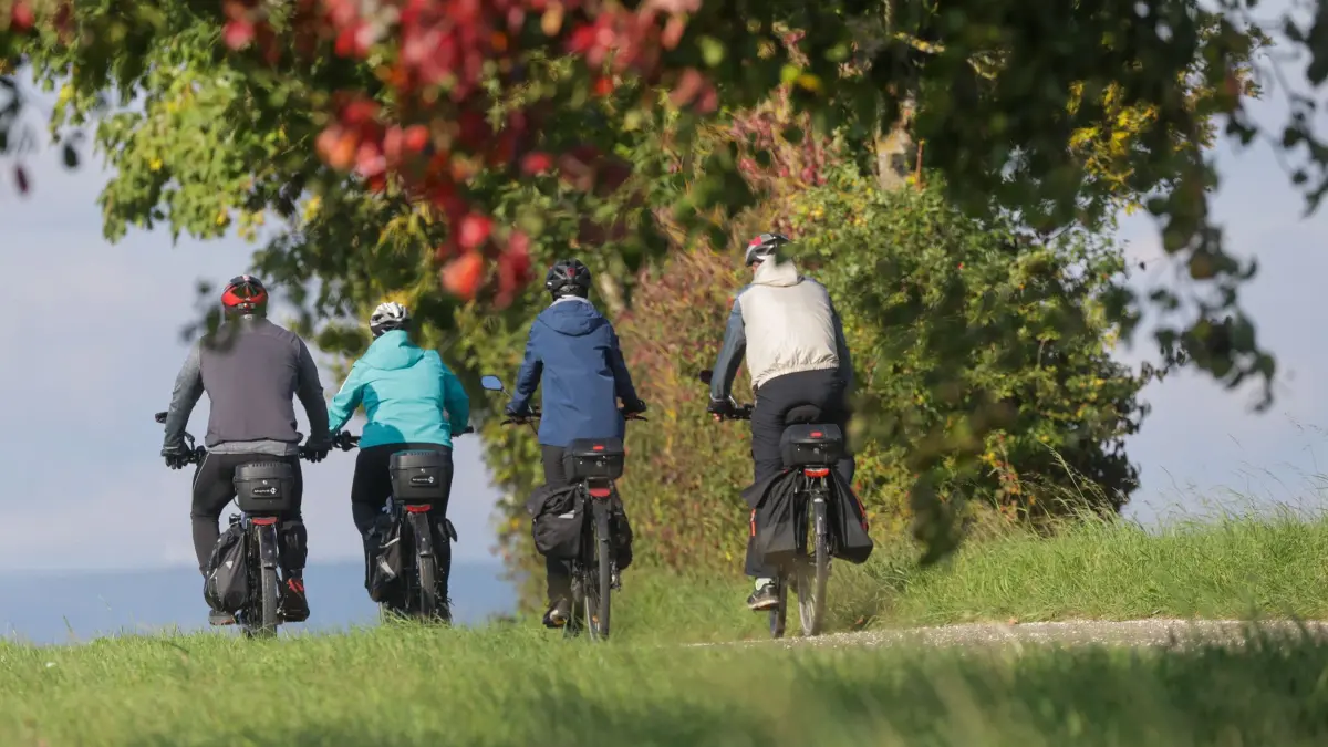 Radfahren im Herbst: ARCHIV - 28.09.2025, Baden-Württemberg, Hayingen: Radfahrer sind bei Hayingen auf der Schwäbischen Alb im Sonnenschein unterwegs (zu dpa: «Endlich Herbst! Neun Dinge, die einen jetzt erfreuen können») Foto: Thomas Warnack/dpa +++ dpa-Bildfunk +++