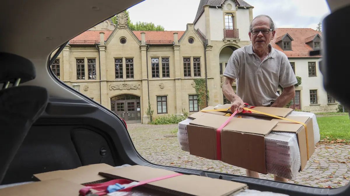 Fotogruppe: Hemmingen - Große Ehre für die Hemminger Fotogruppe. Die Hobbyfotografen stellen ab Mitte September in Hemmingens Partnergemeinde Almenno San Bartolomeo ihre Werke aus. Die Bilder fahren sie höchstpersönlich nach Italien. Die Schau machte der Bürgermeister möglich. Im bild: Uwe Schmietainski
