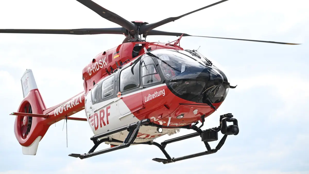Rettungshubschrauber: ARCHIV - 17.03.2025, Baden-Württemberg, Kornwestheim: Ein Hubschrauber der Deutschen Luftrettung fliegt bei einem Rettungseinsatz. (zu dpa: «Autobahn 5 gesperrt: Rettungshubschrauber im Einsatz») Foto: Bernd Weißbrod/dpa +++ dpa-Bildfunk +++